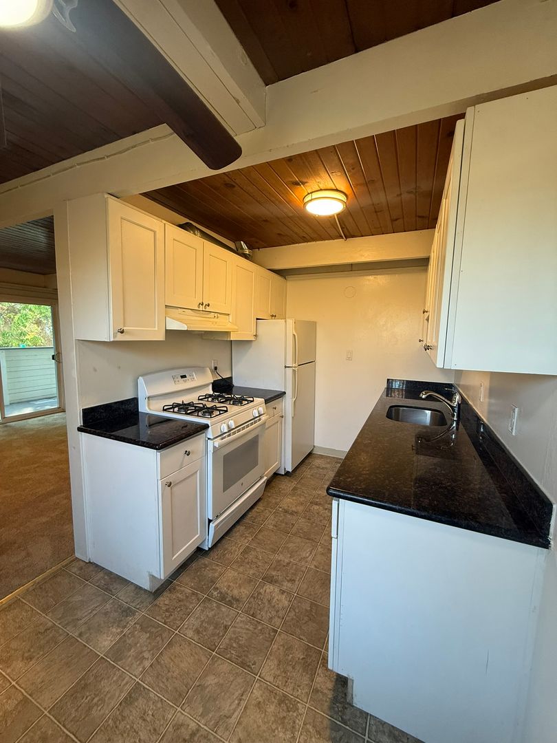 San Mateo Apartment: 52 East 41st Place