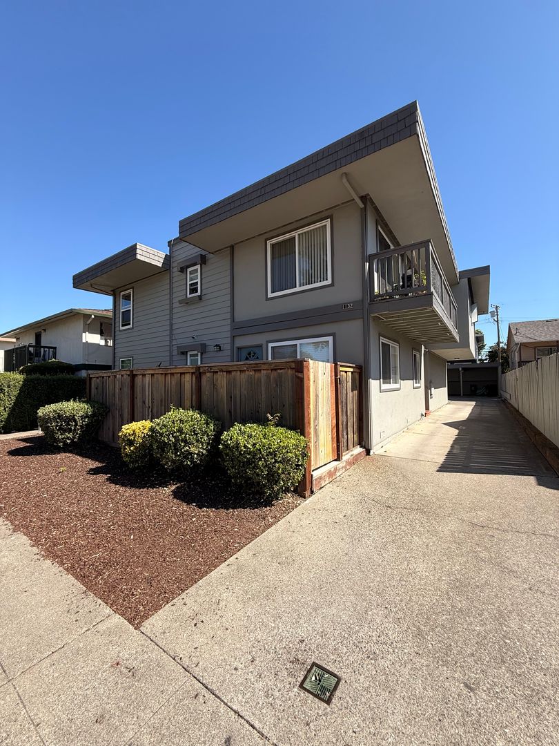 Burlingame Apartment: 1132 Capuchino Ave