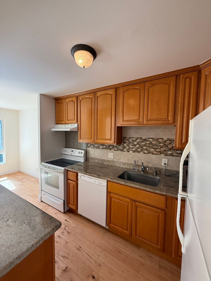 San Mateo Apartment: 800 N Delaware Street - Woodlake Condos