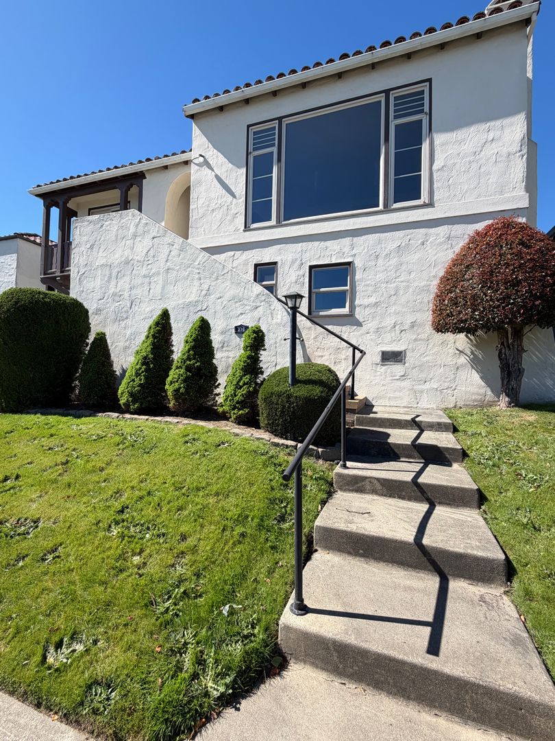 Millbrae House: 279 Elder Ave