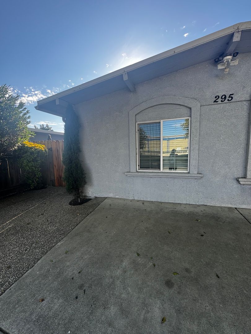 Milpitas Apartment: 295 Roswell Dr