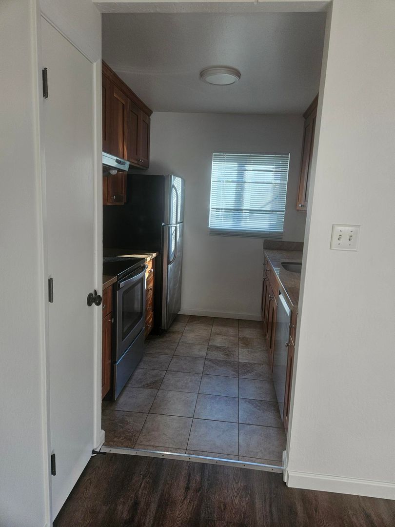 Burlingame Apartment: 1501 Carmelita Ave