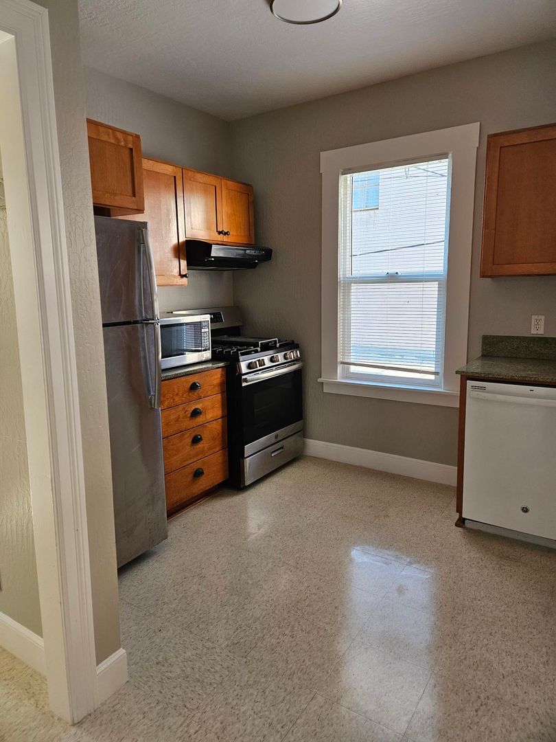 South San Francisco Apartment: 321 4th Lane