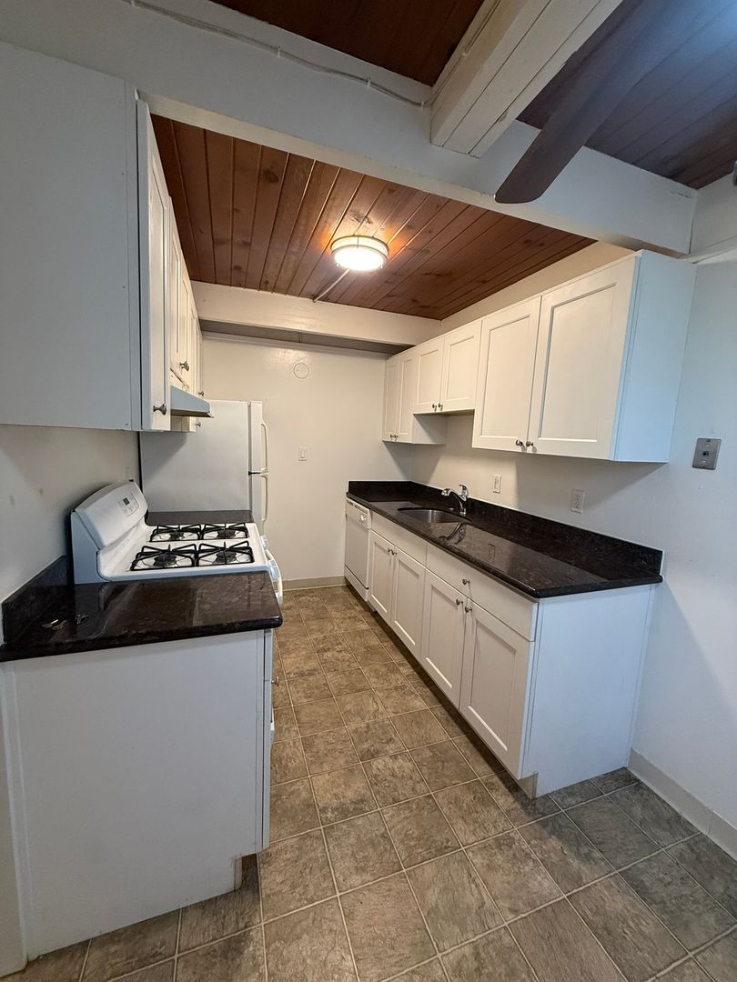 San Mateo Apartment: 52 East 41st Place