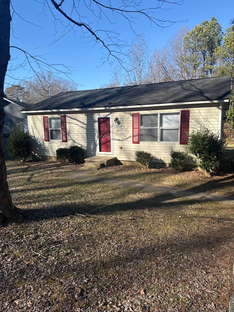 Charlotte House: 5914 Amberly Ln