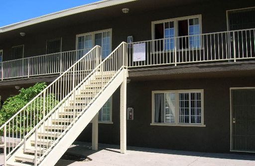 Downstairs, 1 bedroom 1 bathroom apartment – photo 1