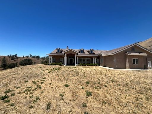 Custom Home in Country Setting – photo 1
