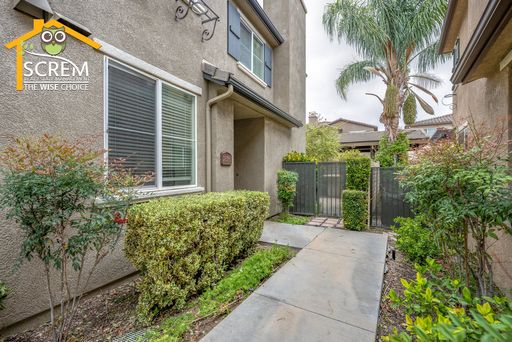 Three Bedroom Townhouse with Entertainer’s Patio – photo 1