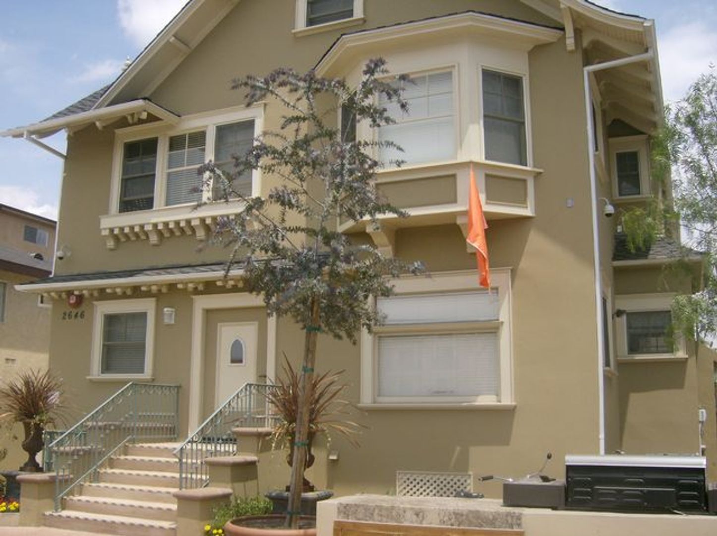 Los Angeles Apartment: 2644 - 2646 Ellendale Pl