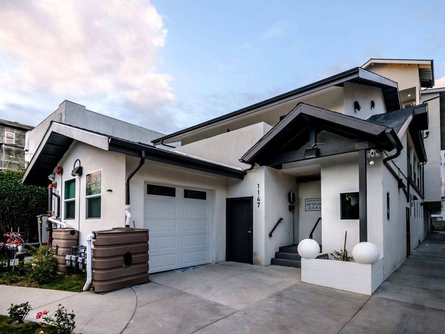 Los Angeles Apartment: 1147 West 37th Street