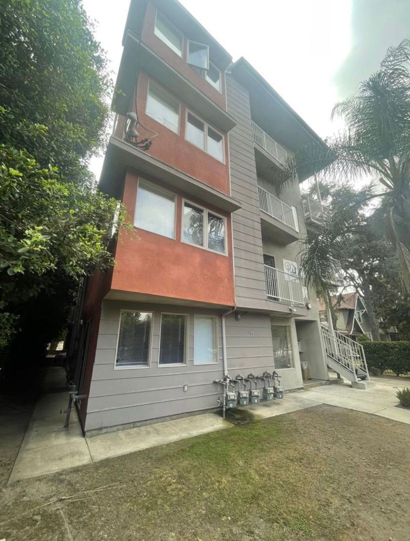 Los Angeles Apartment: 1186 W 36th St.