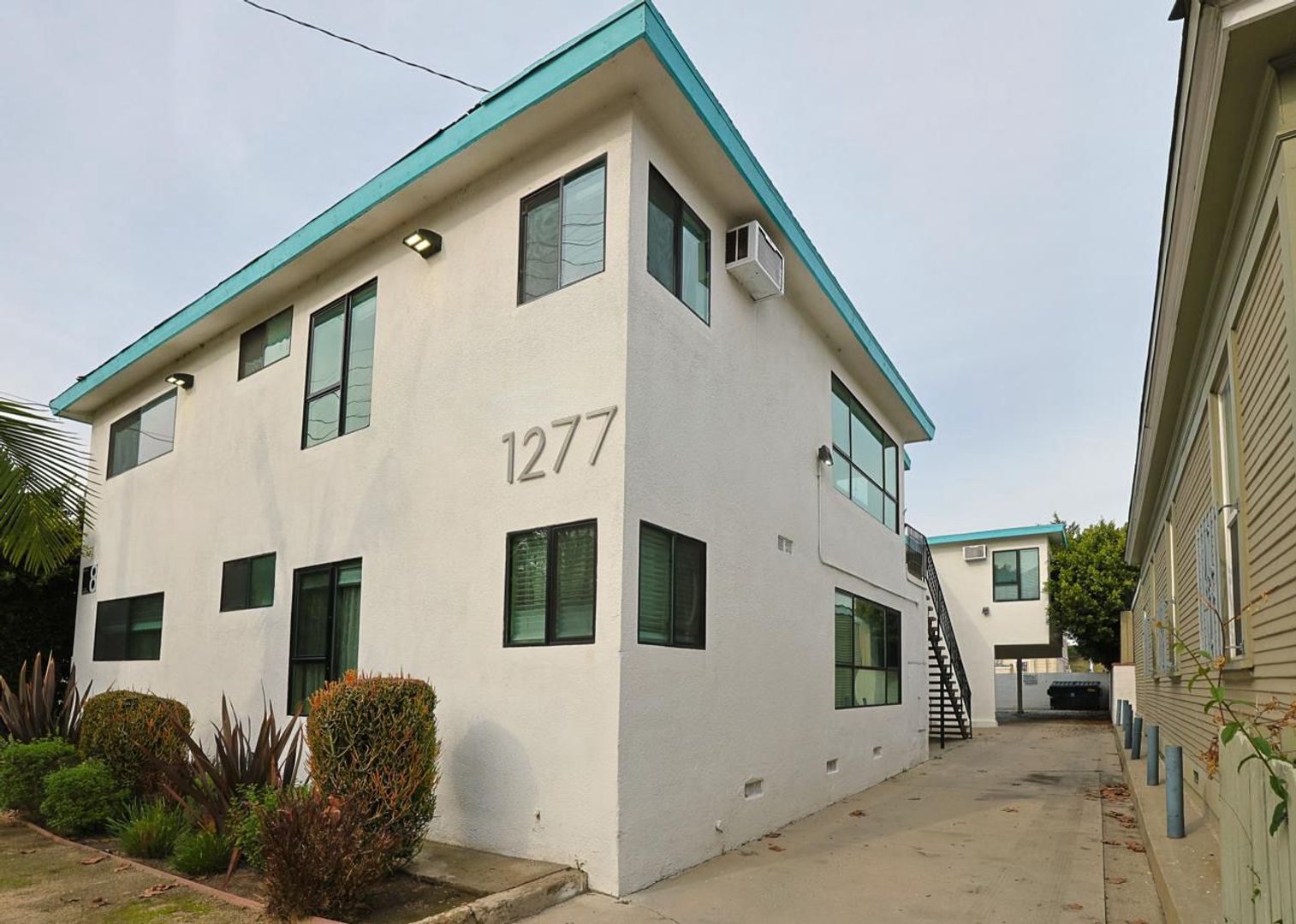 Los Angeles Apartment: 1277 West 23rd St