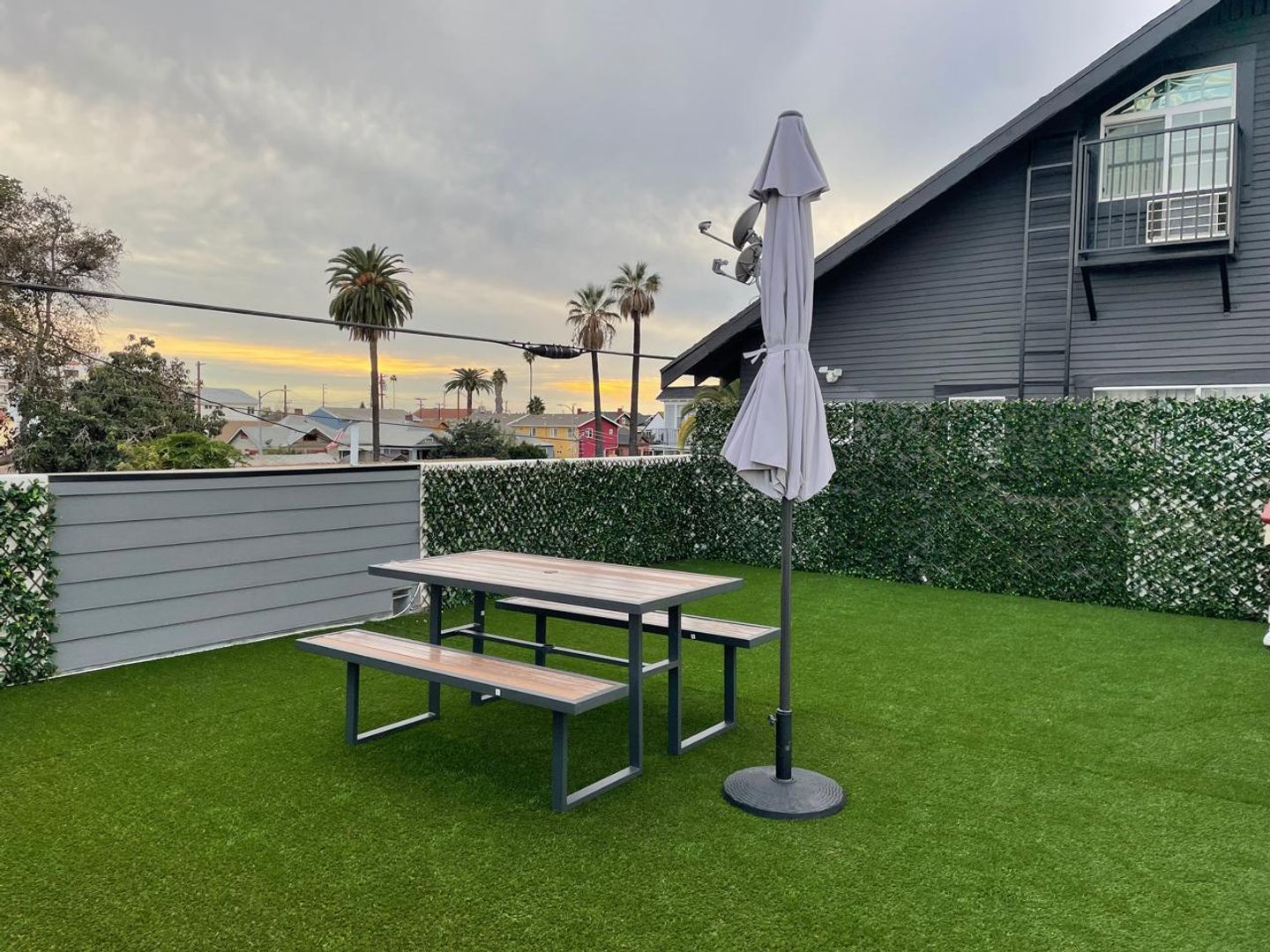 Los Angeles Apartment: 2928-2930 1/2 Walton Avenue