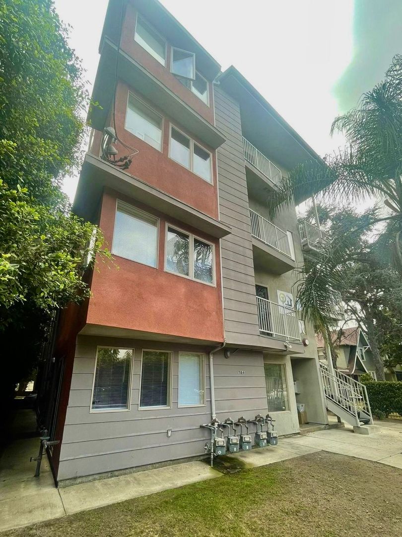 Los Angeles Apartment: 1186 W 36th St.