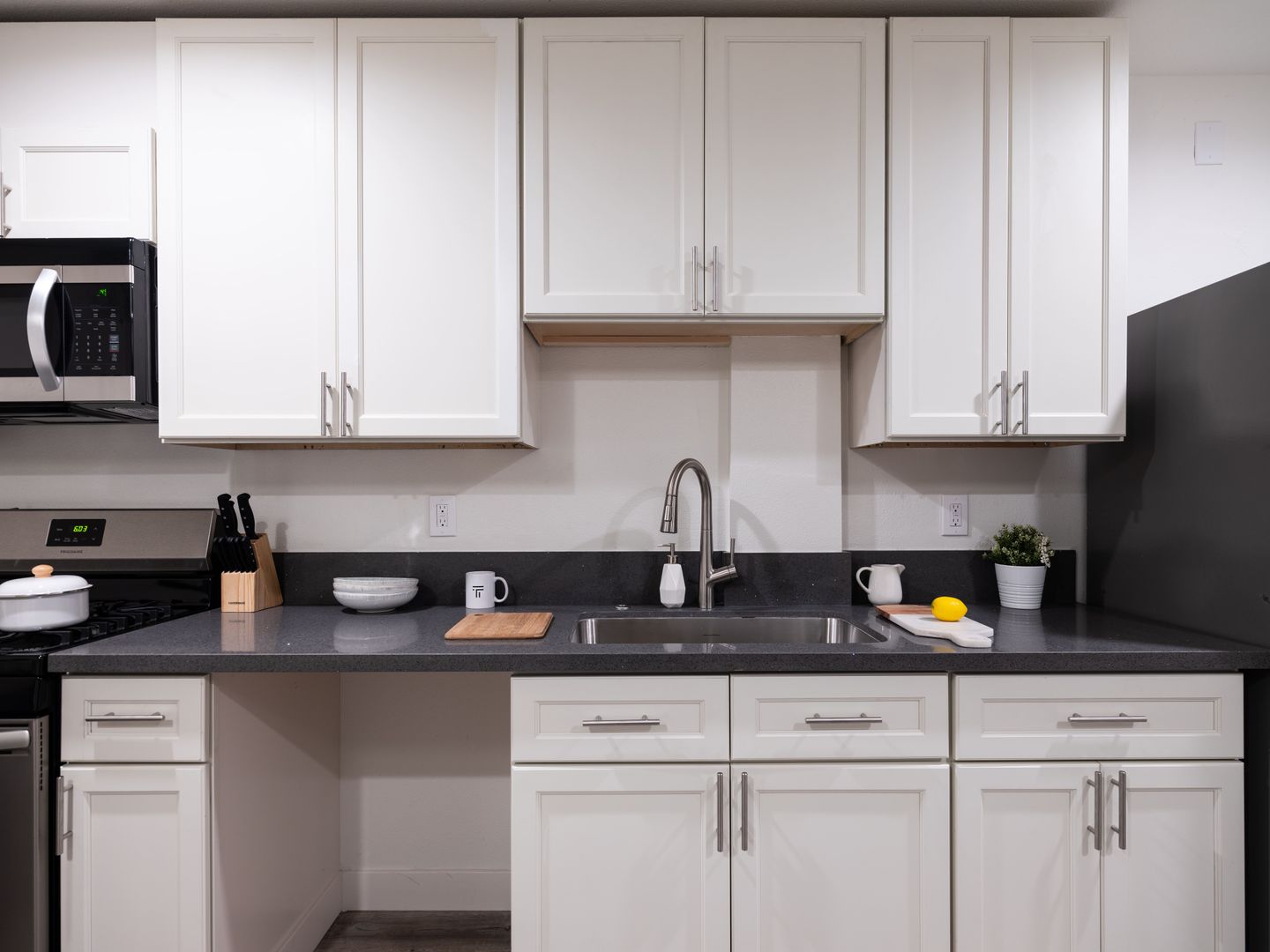 Los Angeles Apartment: 1147 West 37th Street
