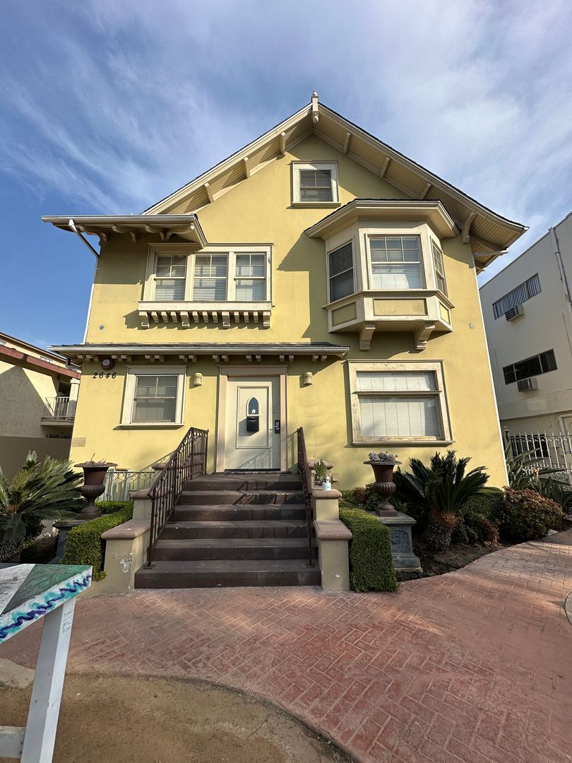 Los Angeles Apartment: 2644 - 2646 Ellendale Pl