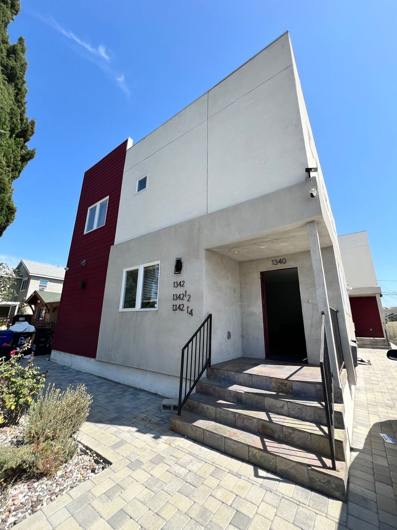 Los Angeles Apartment: 1340 W 37th St