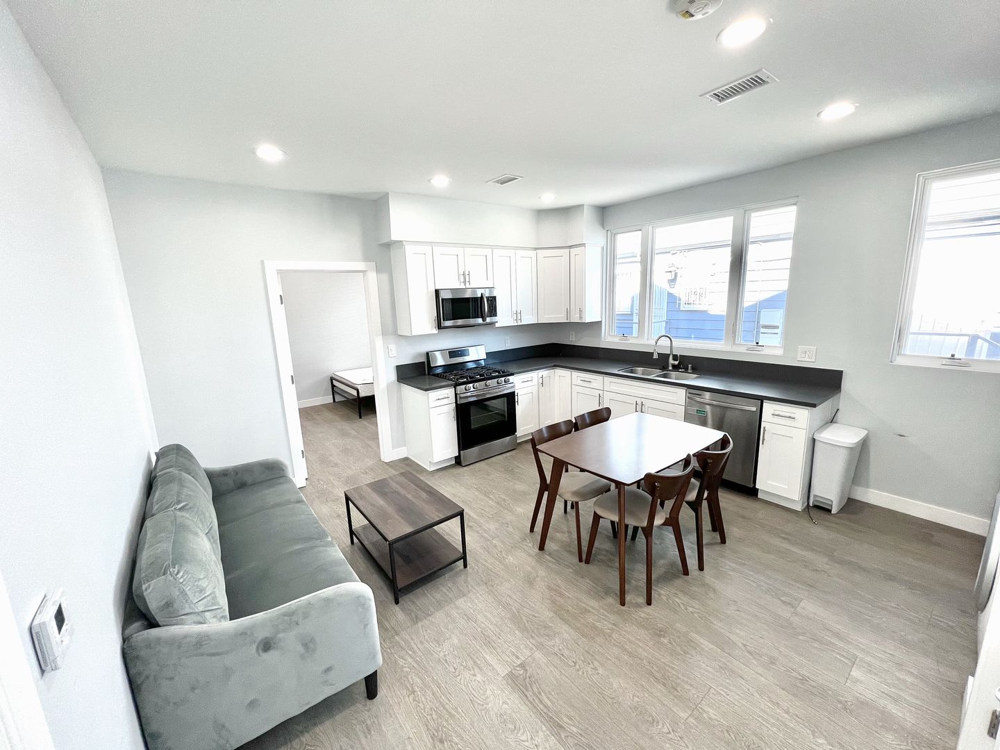 Los Angeles Apartment: 2641 S Budlong Ave