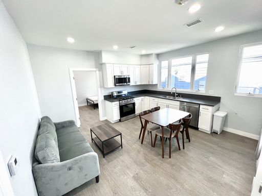 5 Bedroom Apartment with 4 Bathrooms at 2641 S Budlong Ave – photo 1