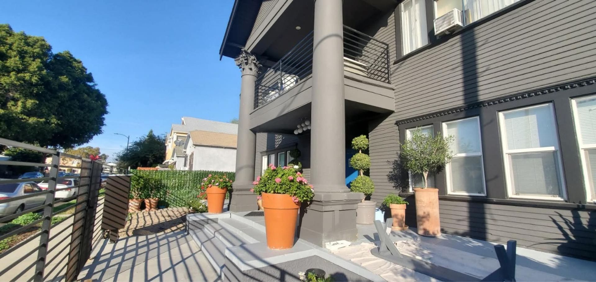 Los Angeles Apartment: 2928-2930 1/2 Walton Avenue