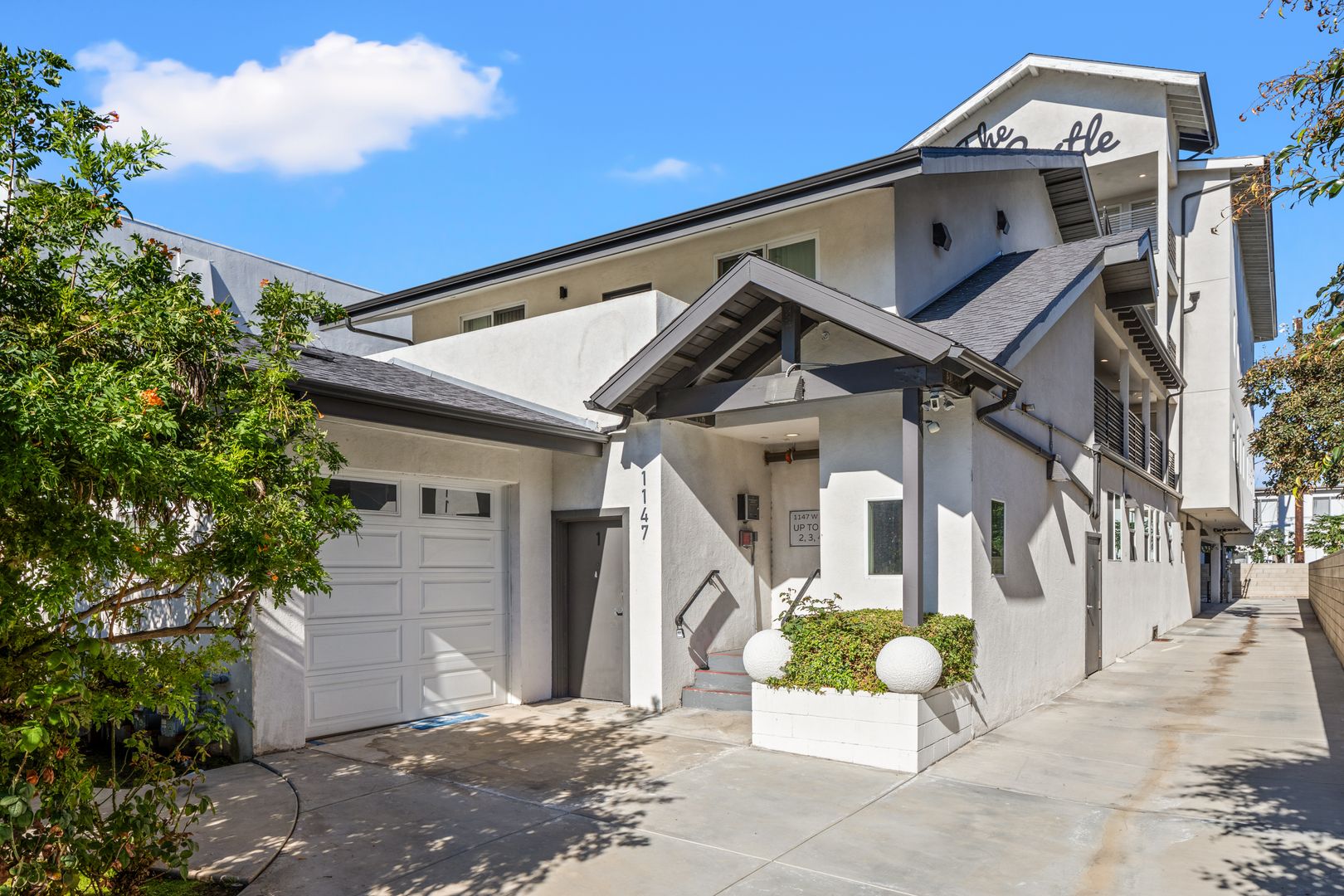 Los Angeles Apartment: 1147 West 37th Street