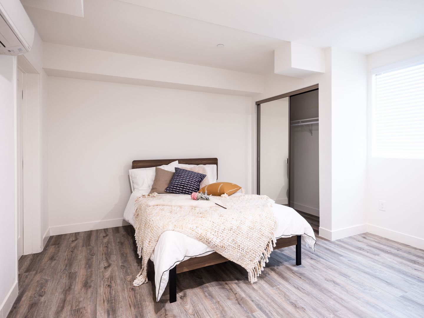 Los Angeles Apartment: 1147 West 37th Street