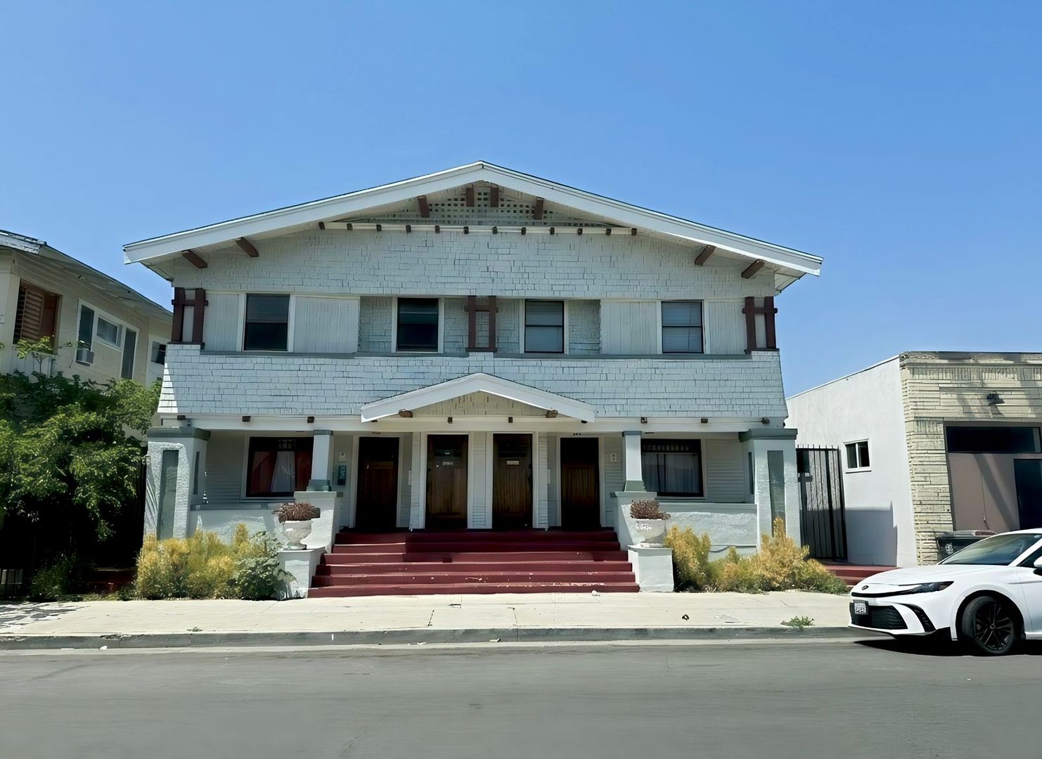 Los Angeles Apartment: 1431 West 24th St