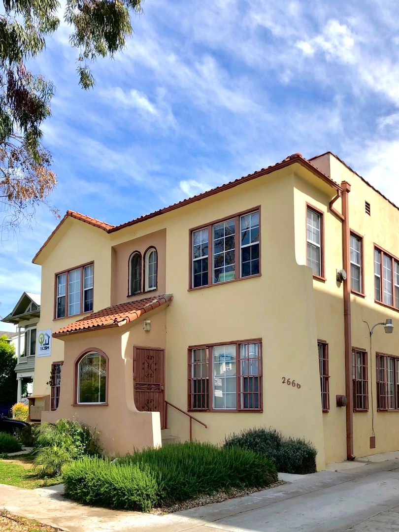 Los Angeles Apartment: 2666 Orchard Avenue