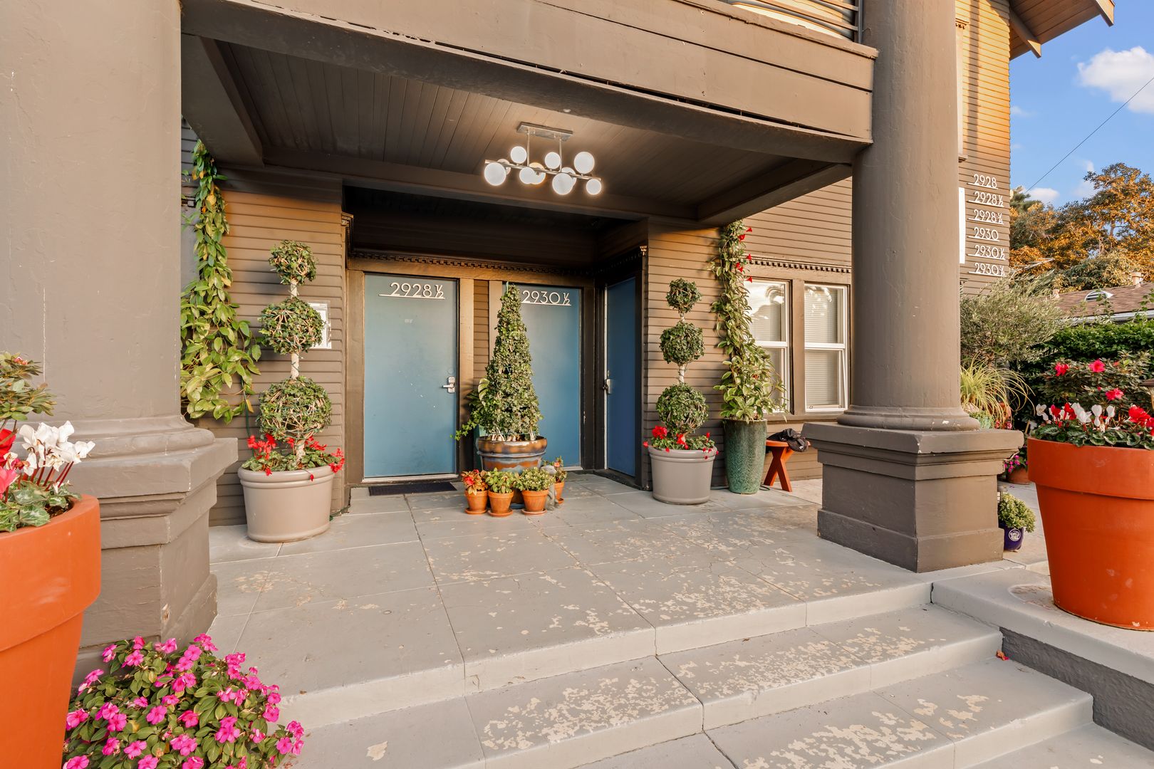 Los Angeles Apartment: 2928-2930 1/2 Walton Avenue