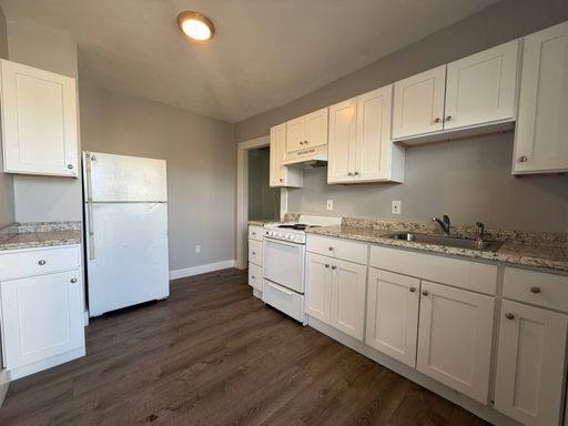 Spacious 2-Bedroom Apartment Near Downtown Salem – Heat & Hot Water Included – Available 9/1