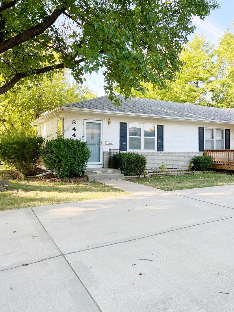 Overland Park House: 8442 Grandview Ln