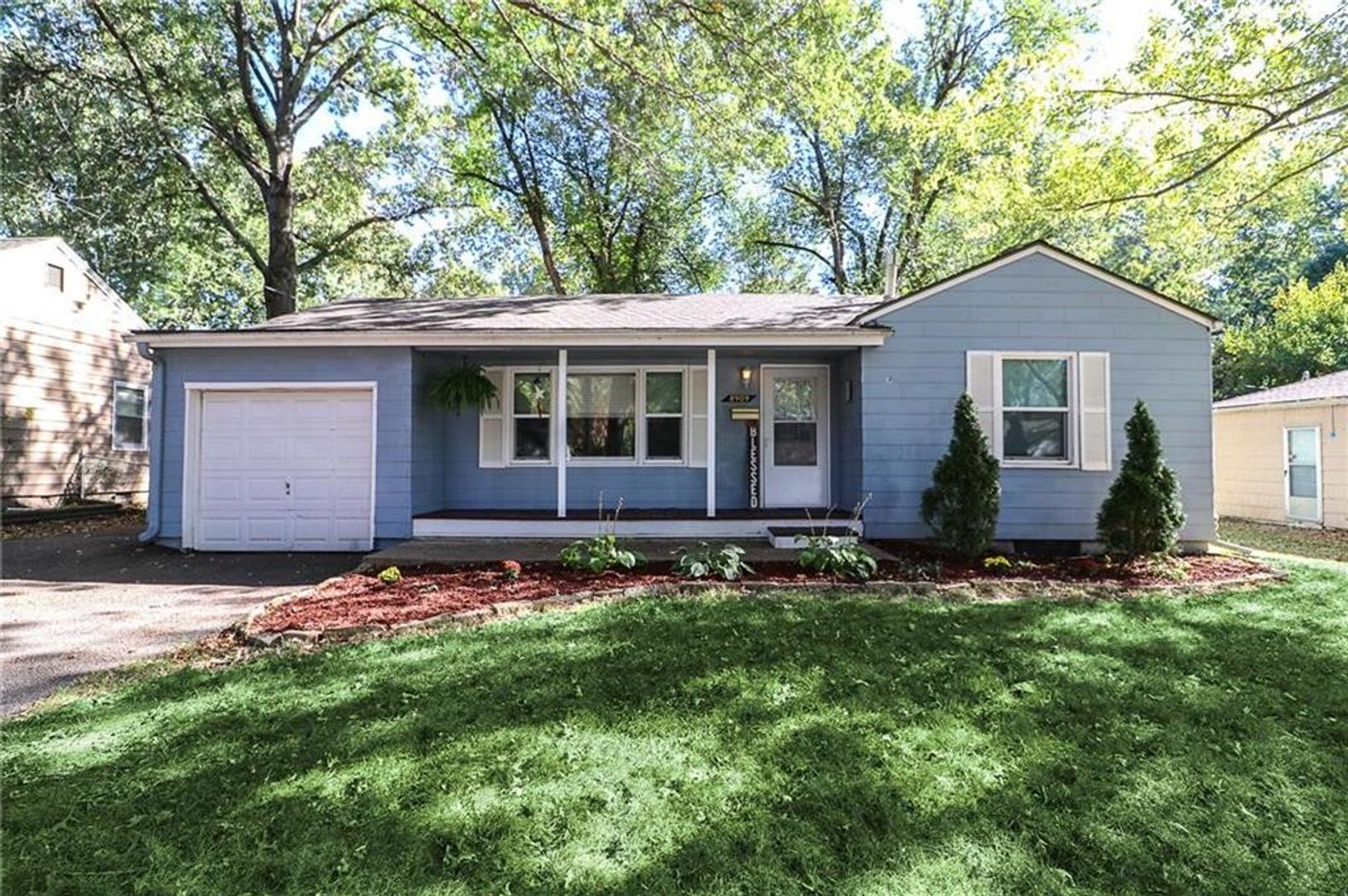 Raytown House: 8909 E 73rd St