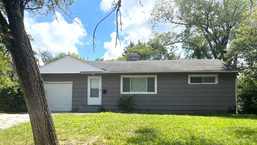 Charming 3-Bedroom Home with Spacious Yard & Cozy Interiors – photo 1