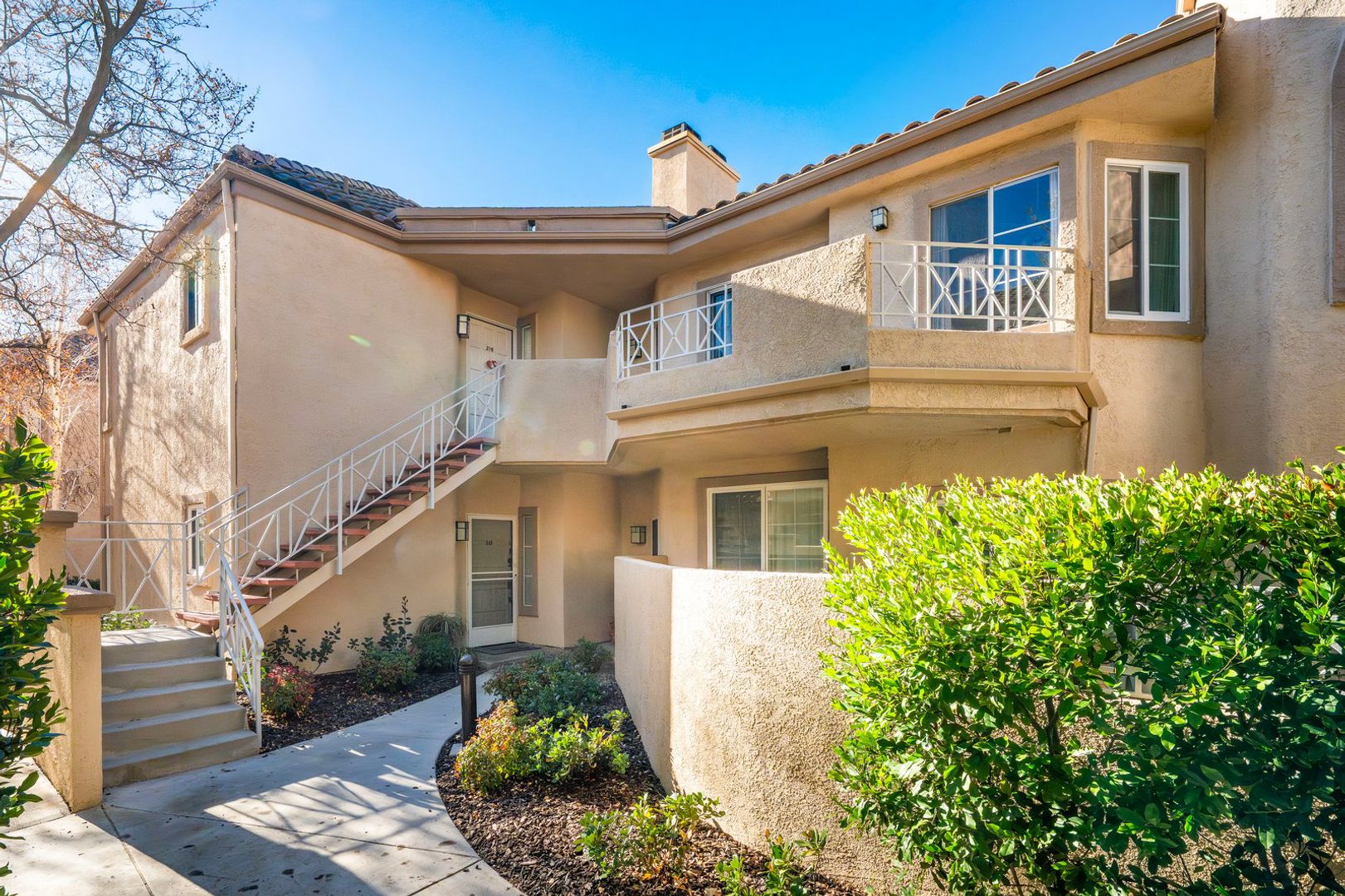 Valencia House: 23715 Del Monte Dr, unit 214