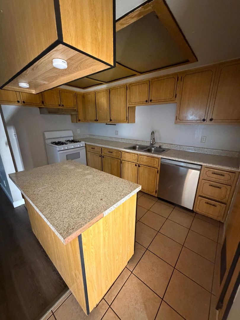 Banning Apartment: 5001-5059 W Wilson St
