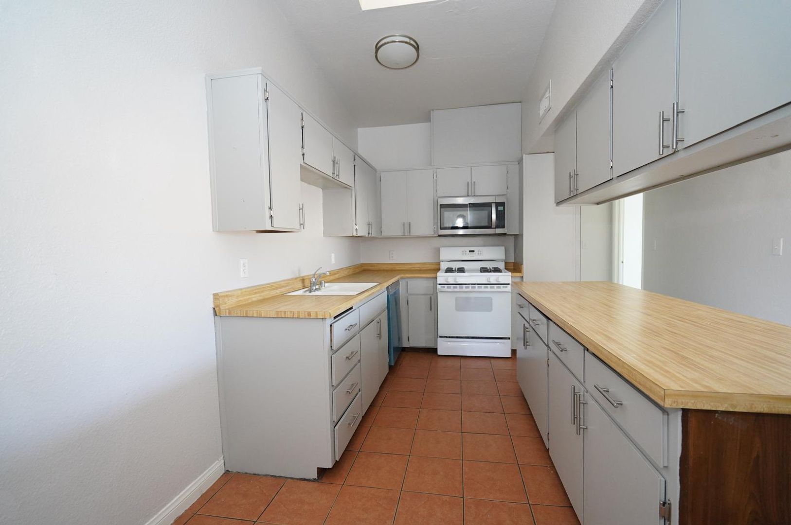 Banning Apartment: 5001-5059 W Wilson St