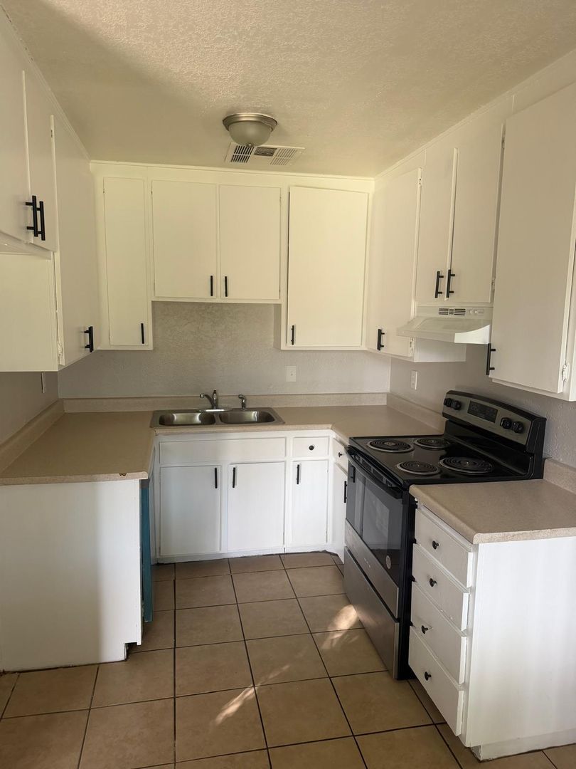 Palm Springs Apartment: 557 S. El Cielo Road