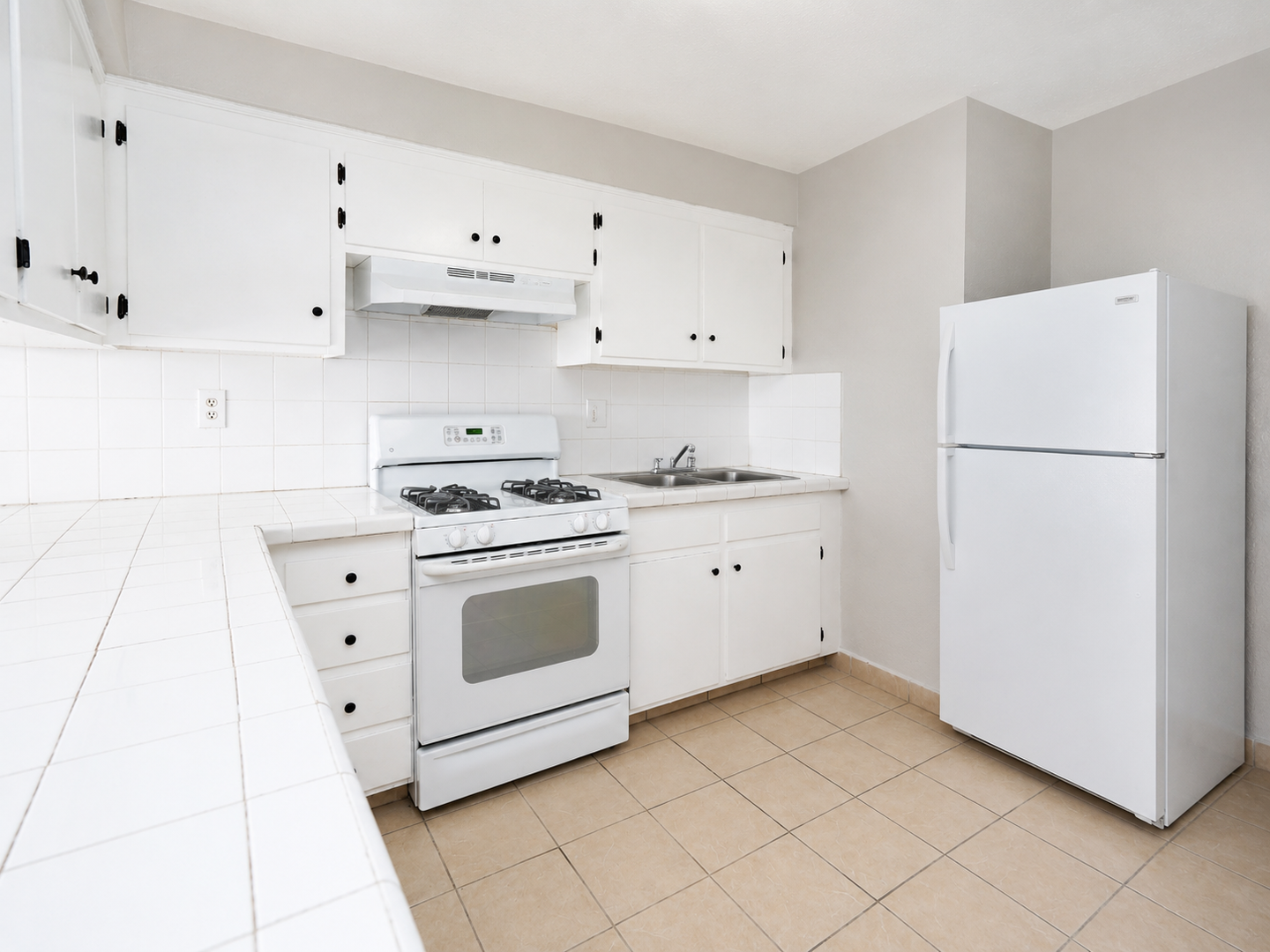 Corona Apartment: 461-587 River Rd