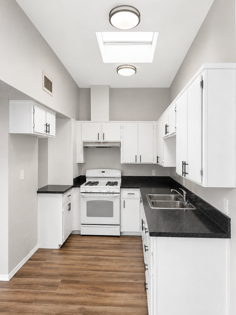 Banning Apartment: 5001-5059 W Wilson St