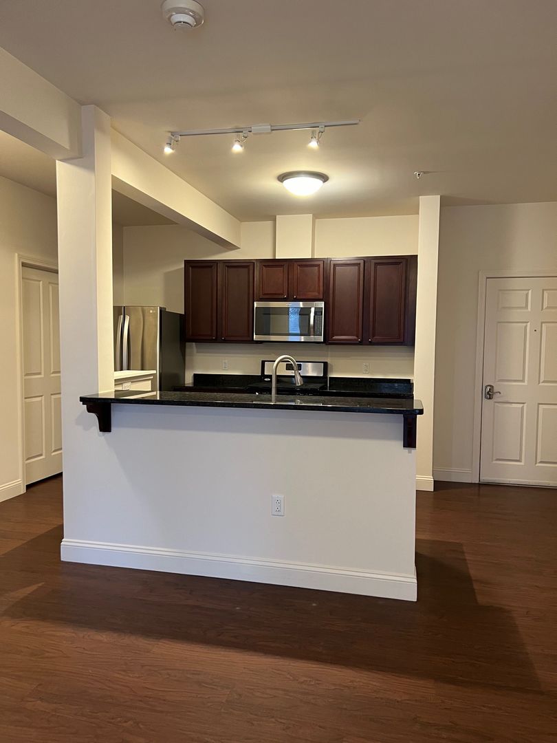Burlington Apartment: 195 Bayberry Circle