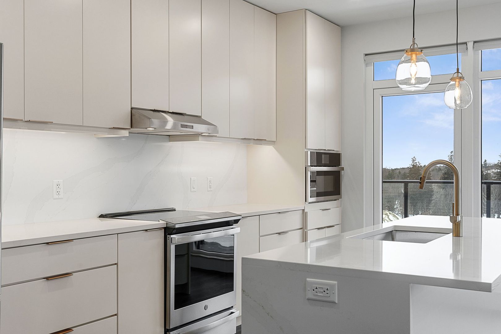 Burlington Apartment: 125 Cambrian Way