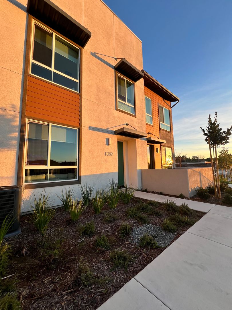 Vista House: 1052 Kendale Way