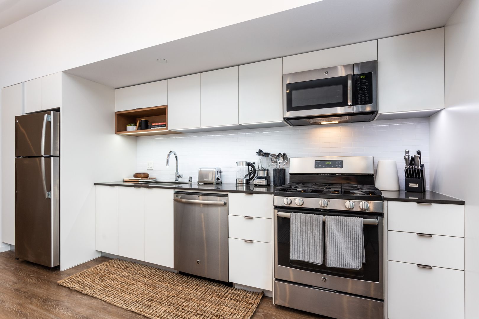 Los Angeles Apartment: 1737 N Las Palmas Ave