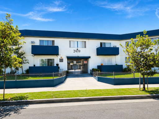 Remodeled 3 Bed / 2 Bath Corner Apartment with Balcony, A/C & Parking – photo 1