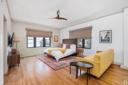 Spacious Corner Studio (Special) – photo 1