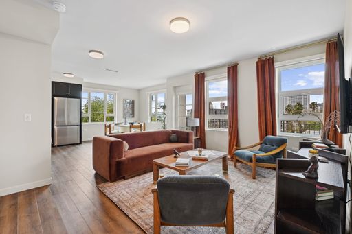 Spacious Top Floor 2 Bedroom – photo 1