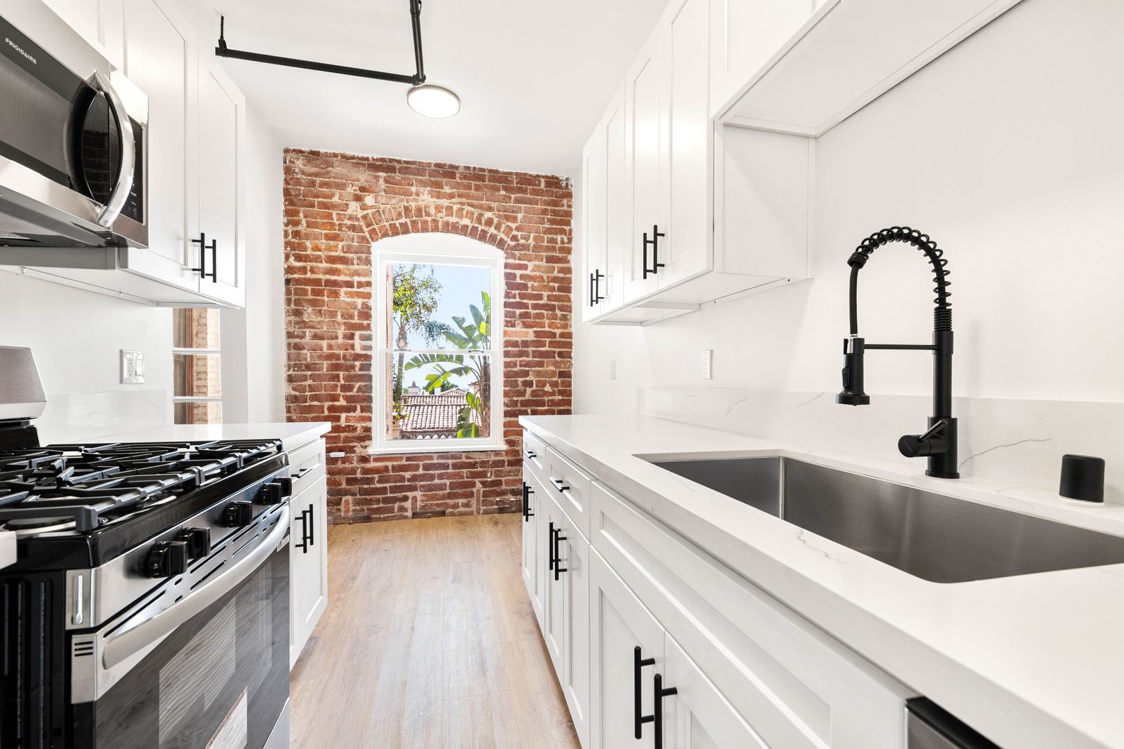 West Hollywood Apartment: 1354 N. Harper Ave