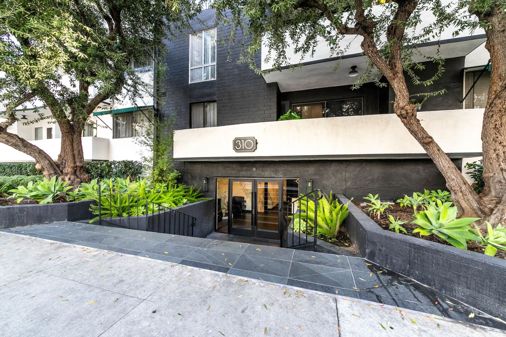 Los Angeles Apartment: 310 S. Almont Drive