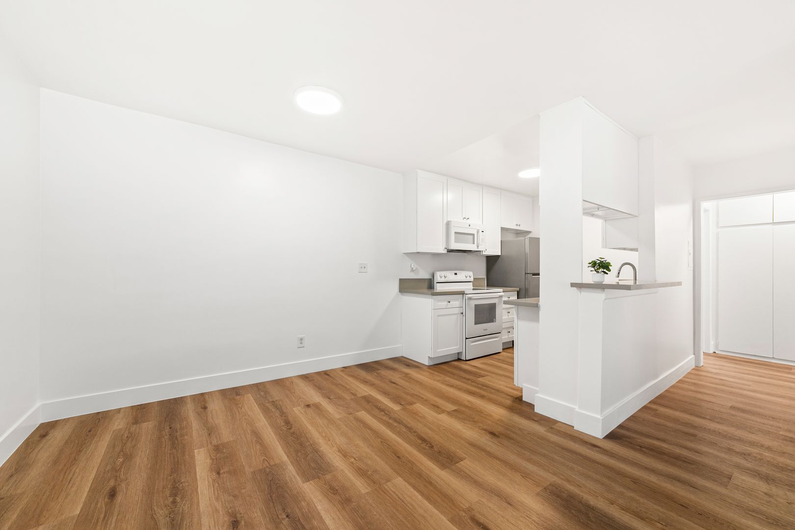 Los Angeles Apartment: 7513 Fountain Ave