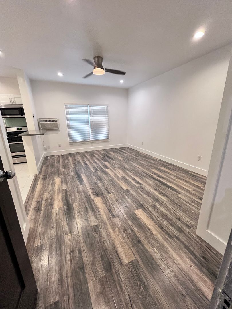 Los Angeles Apartment: 660 S. Cloverdale Ave.